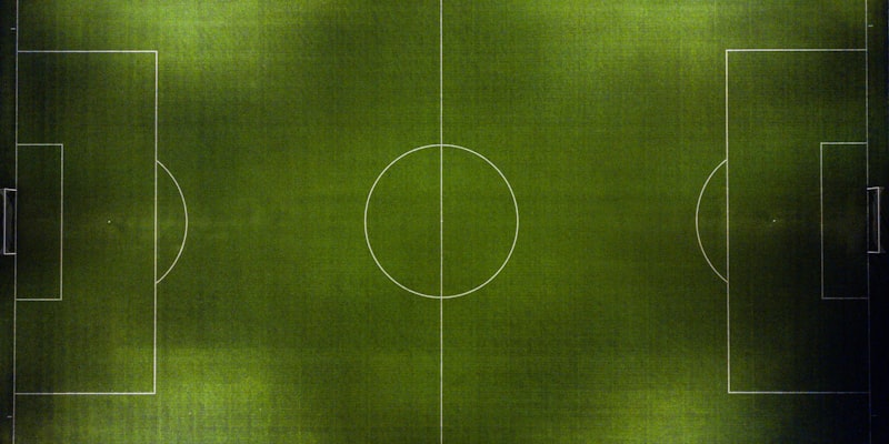 两位球迷在手机上进行竞猜对决的示意场景，屏幕显示比赛预测选项